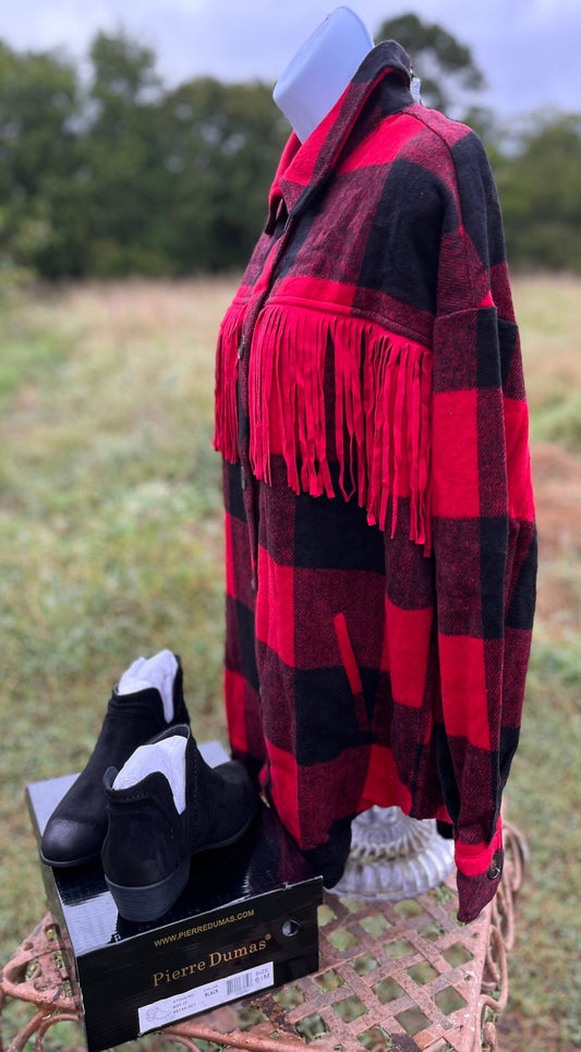 This fringe shacket is button down, buffalo plaid, with pockets & fringe detail. In red/black or white/black buffalo plaid.