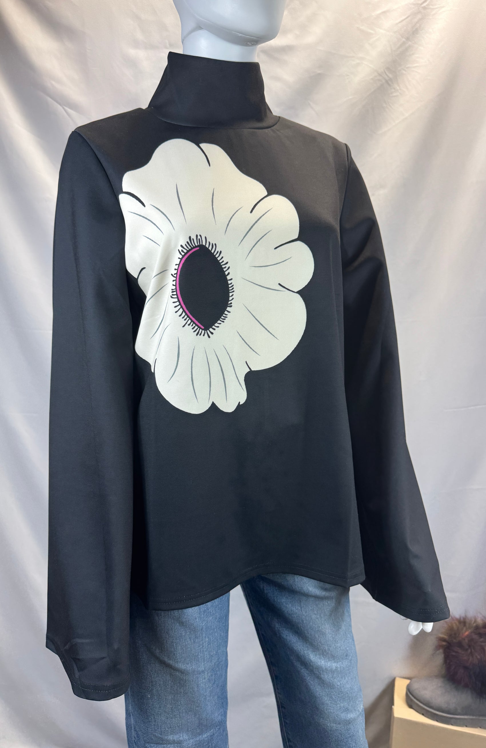 Camisa de cuello alto con estampado floral y mangas acampanadas