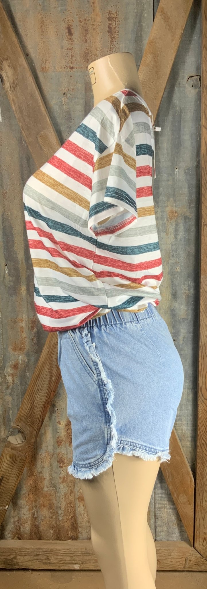 ESLEY brand. High-waisted, light wash denim. Available in blush or blue. Top clasp w/ elastic waist, pockets & shredded hem.