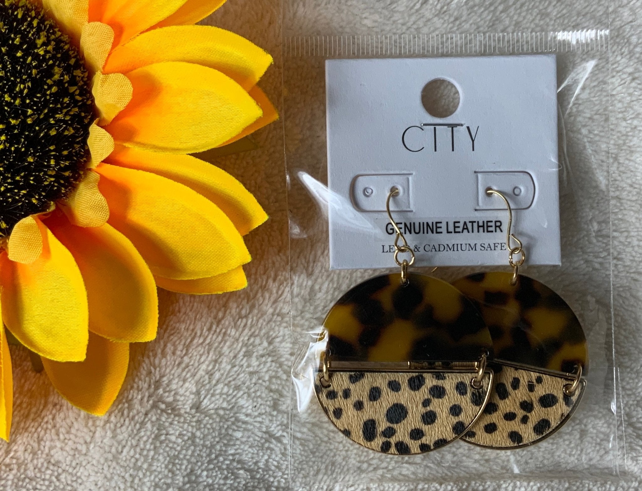 Avenue Zoe brand. Gold dangle tortoise and leopard earrings. $10