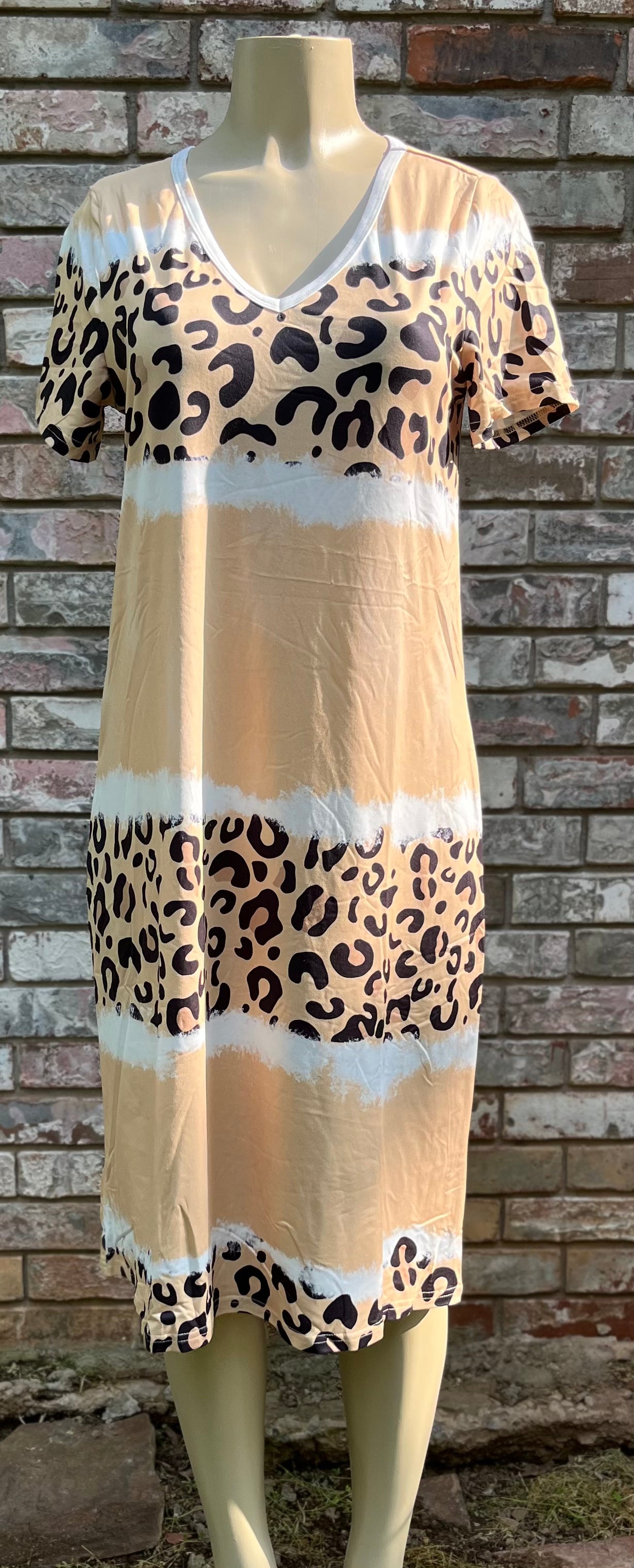 Shiying Fashion brand. This cream t-shirt dress is a mix of solid, leopard print and tie dye design with a v-neck and relaxed A-line silhouette. 95% polyester. 5% Elastane. Hand Wash. S, M, L, XL. $26