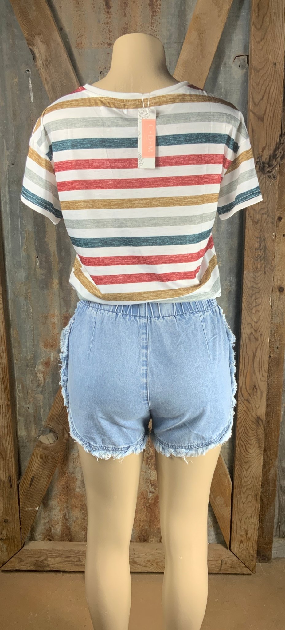 ESLEY brand. High-waisted, light wash denim. Available in blush or blue. Top clasp w/ elastic waist, pockets & shredded hem.